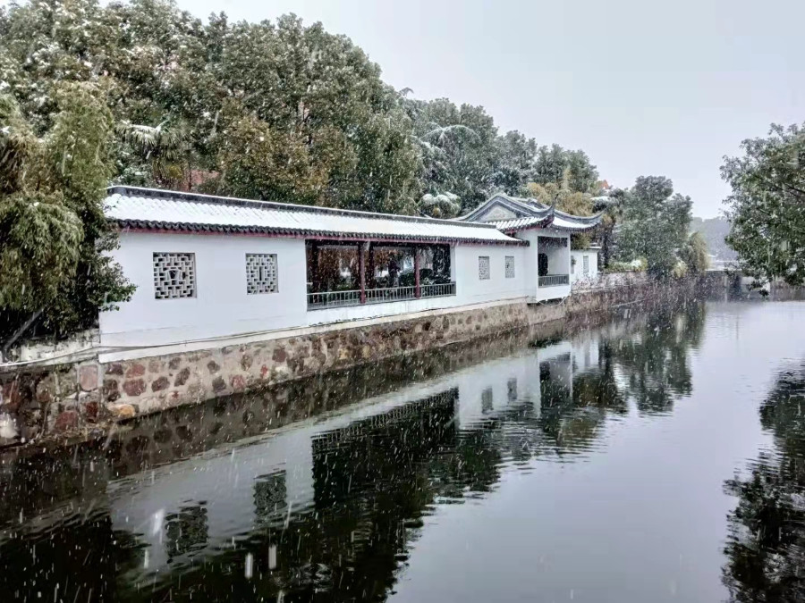 校园雪景